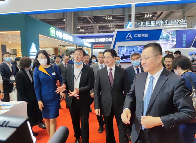 鋁板廠家_全國(guó)政協(xié)常委、中國(guó)有色金屬工業(yè)協(xié)會(huì)黨委書(shū)記葛紅林等領(lǐng)導(dǎo)到公司展位參觀指導(dǎo)