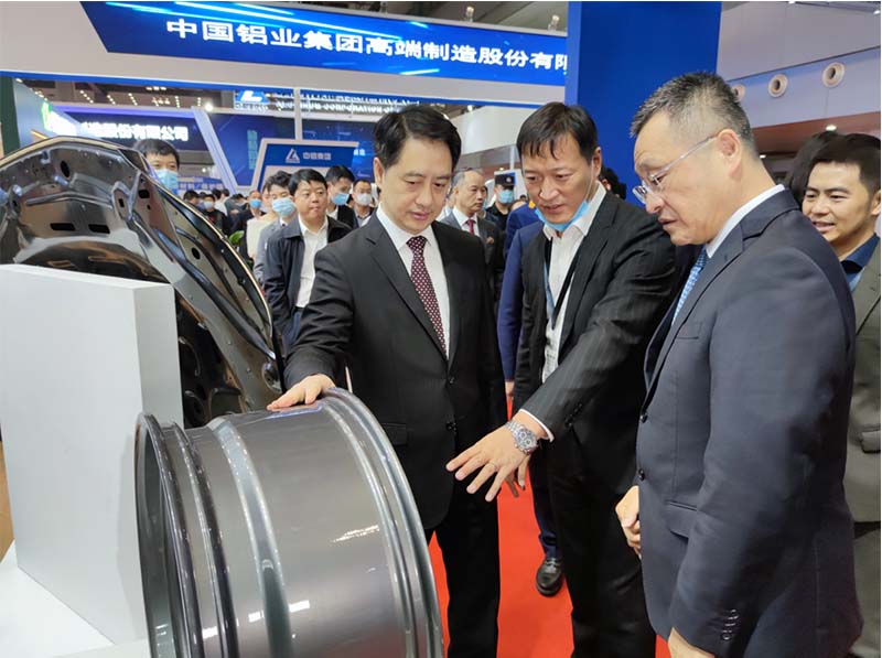 鋁板廠家_全國(guó)政協(xié)常委、中國(guó)有色金屬工業(yè)協(xié)會(huì)黨委書(shū)記葛紅林等領(lǐng)導(dǎo)到公司展位參觀指導(dǎo)